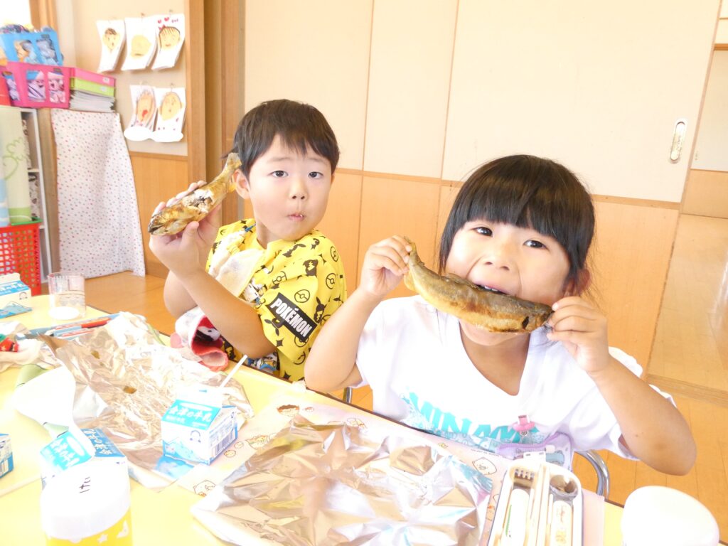 幼稚園児へ鮎の塩焼きを🐟